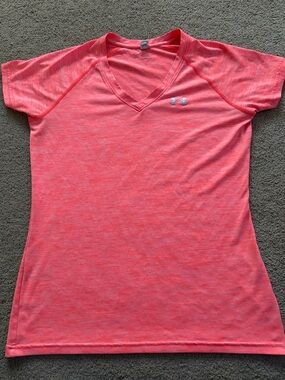 Under Armour Women’s Heathered Coral Pink V-Neck Short Sleeve Tee